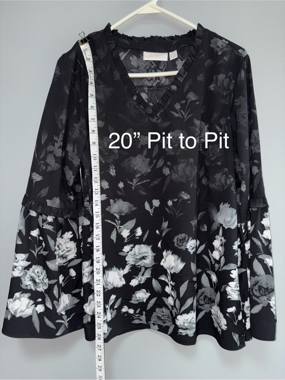 Belle by Kim‎ Gravel Black Gray White Floral V-Neck Bell Sleeve Flowy Top Size M - Picture 6 of 6